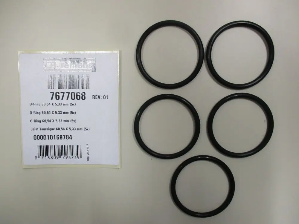 Schwarze O-Ringe in verschiedenen Größen liegen neben einer Beschriftung mit Artikelnummer und Spezifikationen von Remeha auf einem hellen Untergrund.